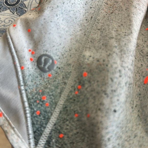 Lululemon Hotty Hot Low-Rise Short 2.5" Reflective
Spray Camo Silver - Picture 8 of 9